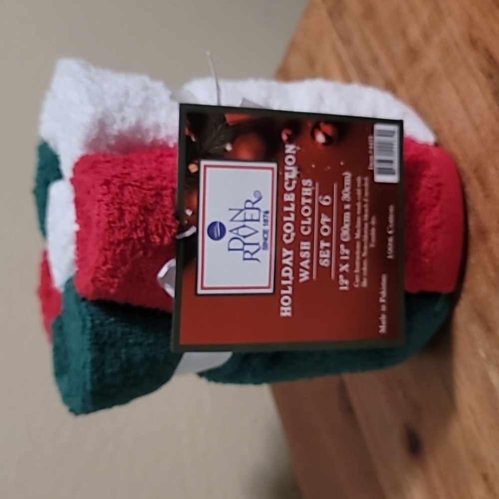 Holiday themed wash cloths.  Pack of 6